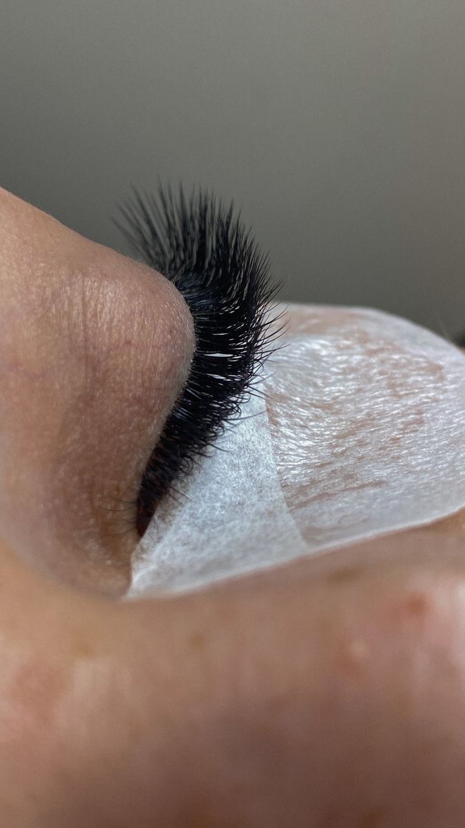 Détail d'une pose d'extensions de cils — volume russe, fin et élégant